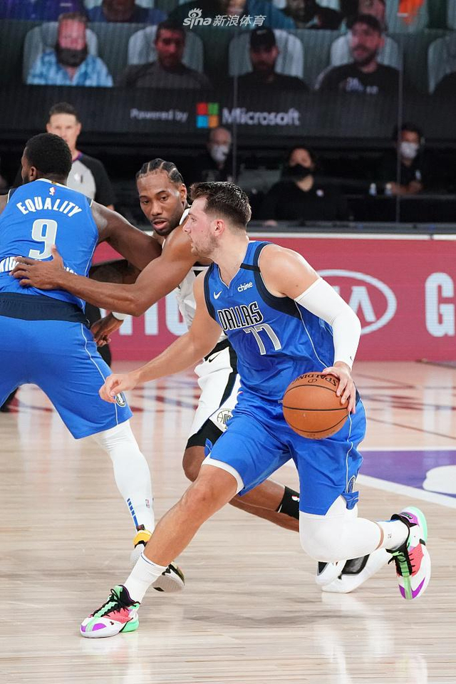 差距逐渐缩 差距逐渐缩